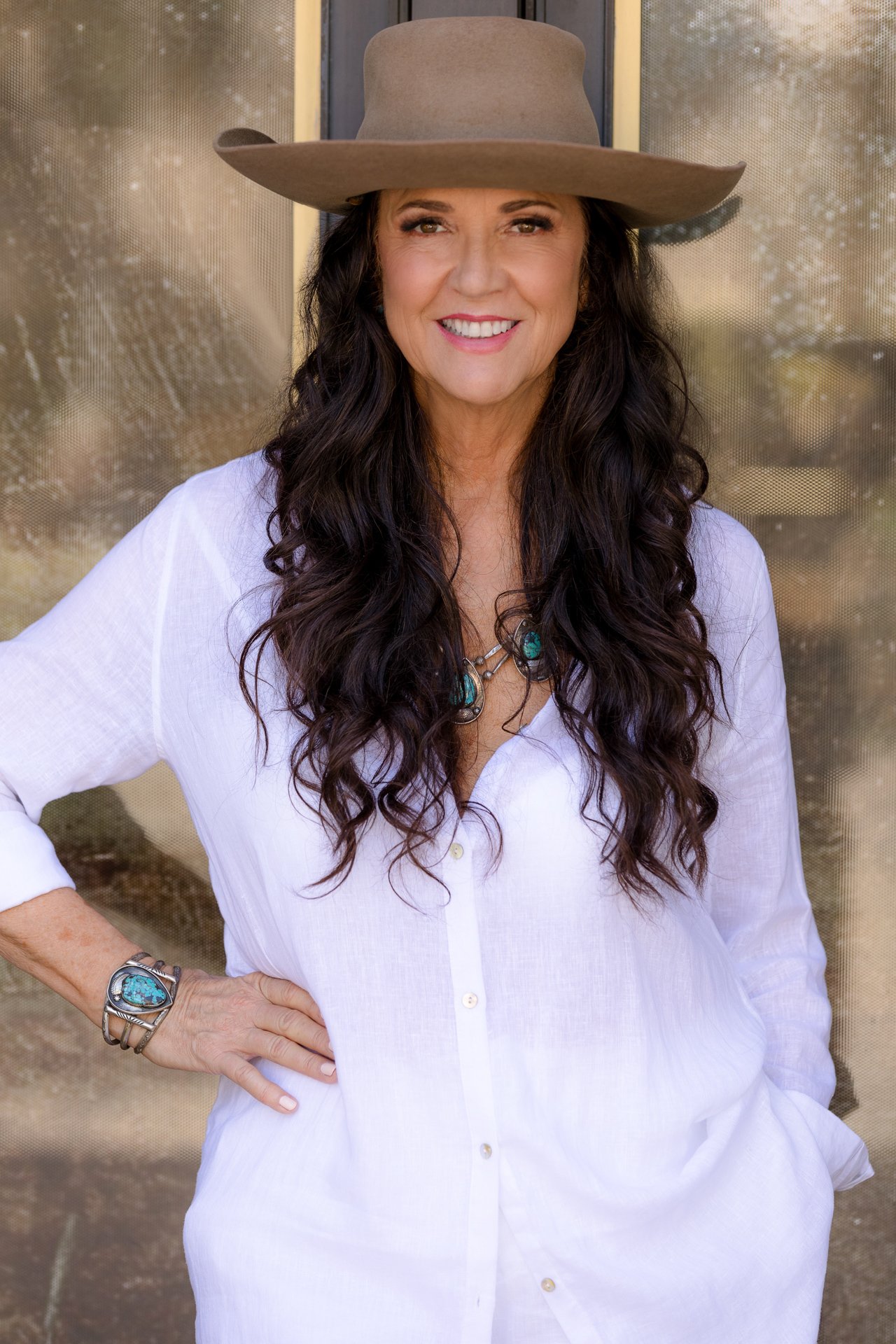 Creative entrepreneur in wide brim hat outdoor san diego lifestyle headshots by Siobhan Gazur Photography